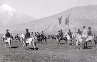 ایران قدیم؛ مسئول اصطبل سلطنتی در کنار اسب ناصرالدین شاه + تصویر