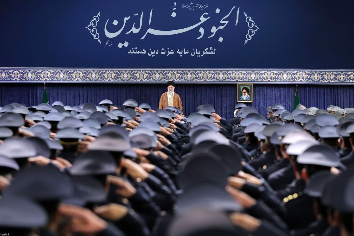 رهبر انقلاب: نباید با آمریکا مذاکره کرد؛ تهدیدمان بکنند، تهدیدشان می‌کنیم 