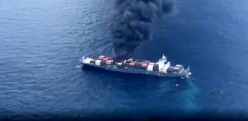 تصاویر هوایی از سوختن کشتی حامل مواد خطرناک/ ۴ نفر مفقود شدند | ۲۰ کانتینر به دریا افتاد + ویدئو 