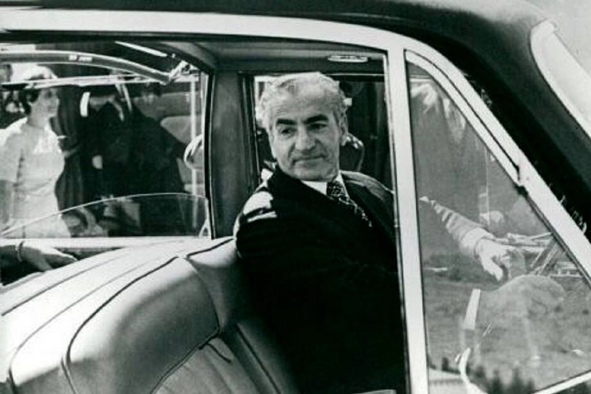 عکس قدیمی؛ «شاه در حال تست کلت کمری» در حضور هویدا، علم و دیگران؛ دهه 40 